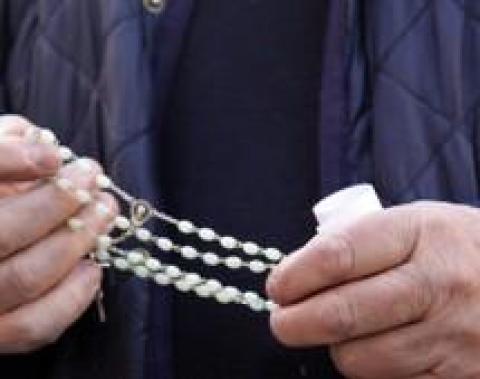 Sesso con minori adescatisui social: prete a giudizio