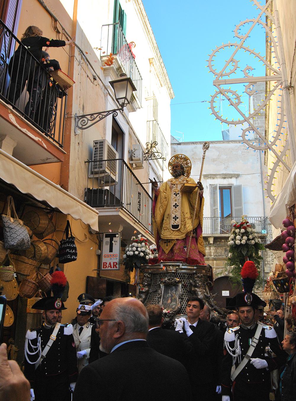 Festa di San Nicola nel vivo stamattina il «santo a mare» in serata i fuochi d’artificio Foto Festa di San Nicola nel vivo stamattina il «santo a mare» in serata i fuochi d’artificio Foto
