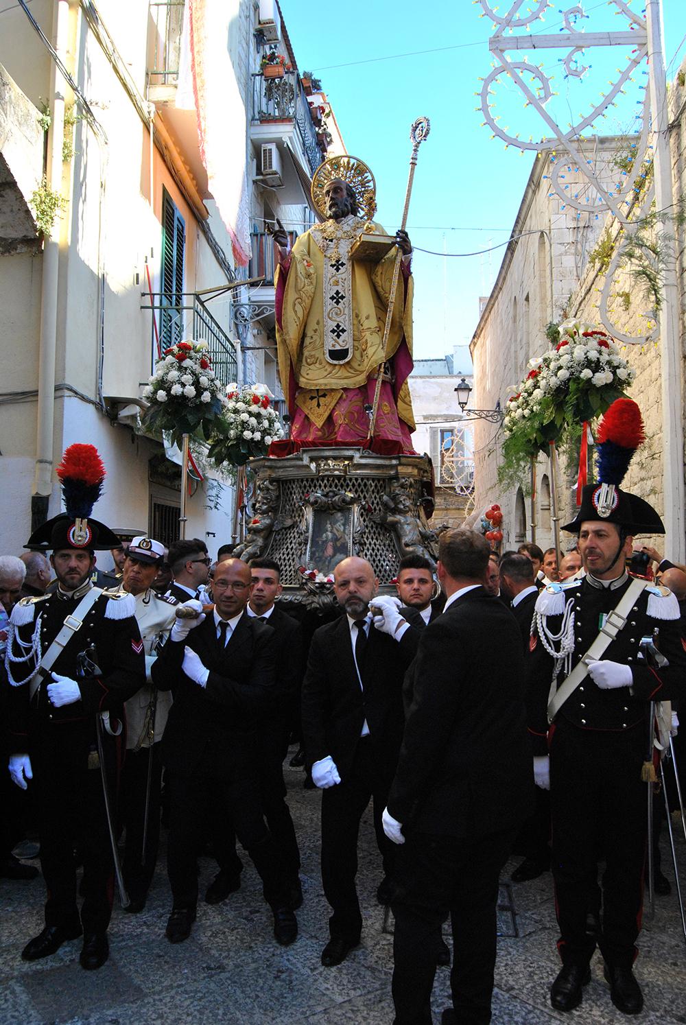 Festa di San Nicola nel vivo stamattina il «santo a mare» in serata i fuochi d’artificio Foto Festa di San Nicola nel vivo stamattina il «santo a mare» in serata i fuochi d’artificio Foto