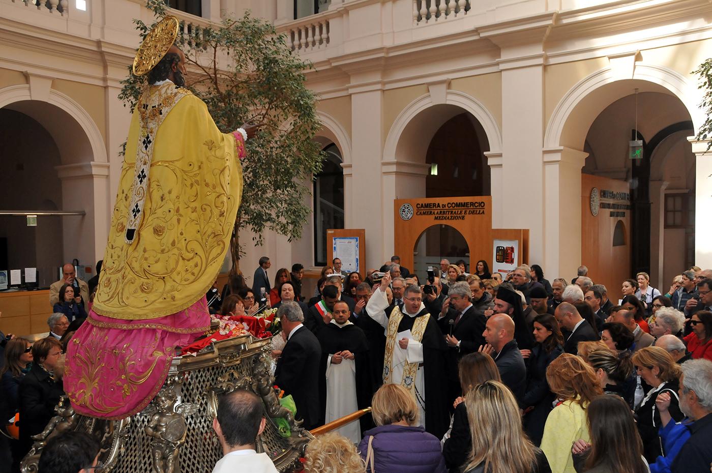 Festa di San Nicola nel vivo stamattina il «santo a mare» in serata i fuochi d’artificio Foto