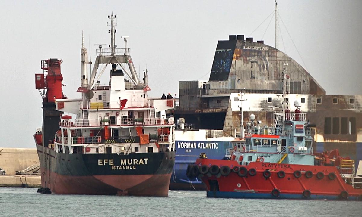 Bari Disincagliato All Alba Il Mercantile Efe Murat Ormeggiato Al Porto Con Il Relitto Della Norman Foto 5 Di 21 La Gazzetta Del Mezzogiorno