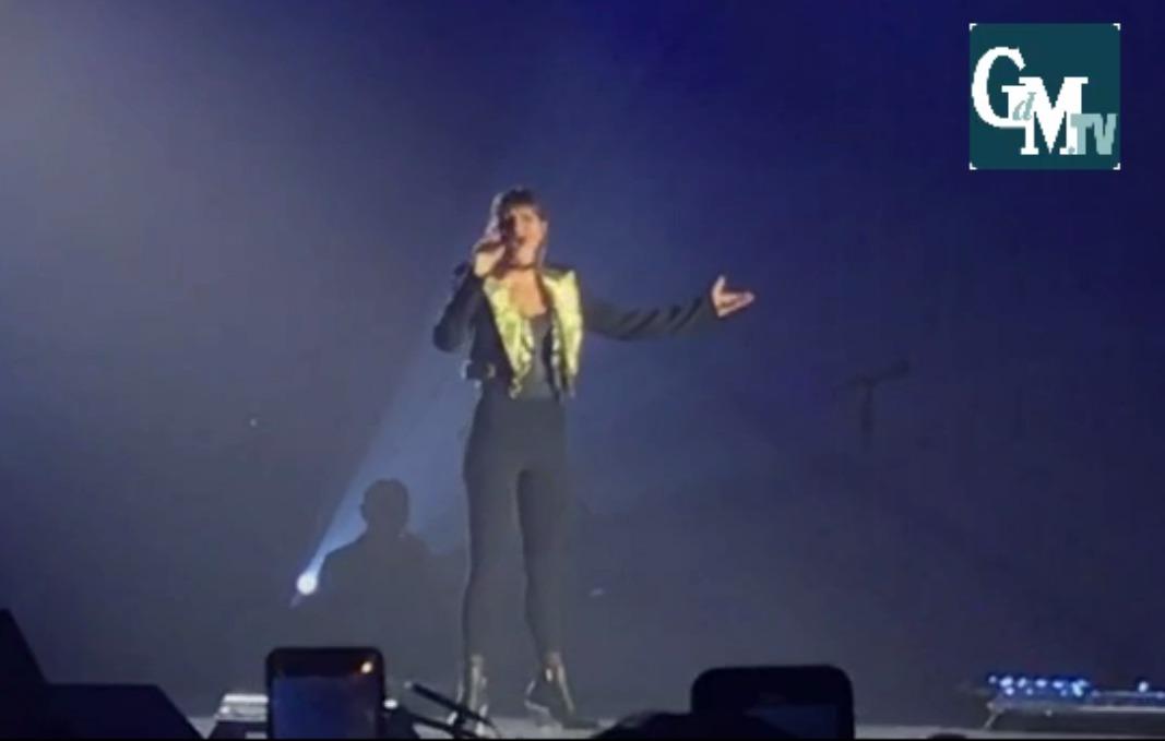 Alessandra Amoroso A Bari La Sua Immobile A Cappella E Da Brividi La Gazzetta Del Mezzogiorno