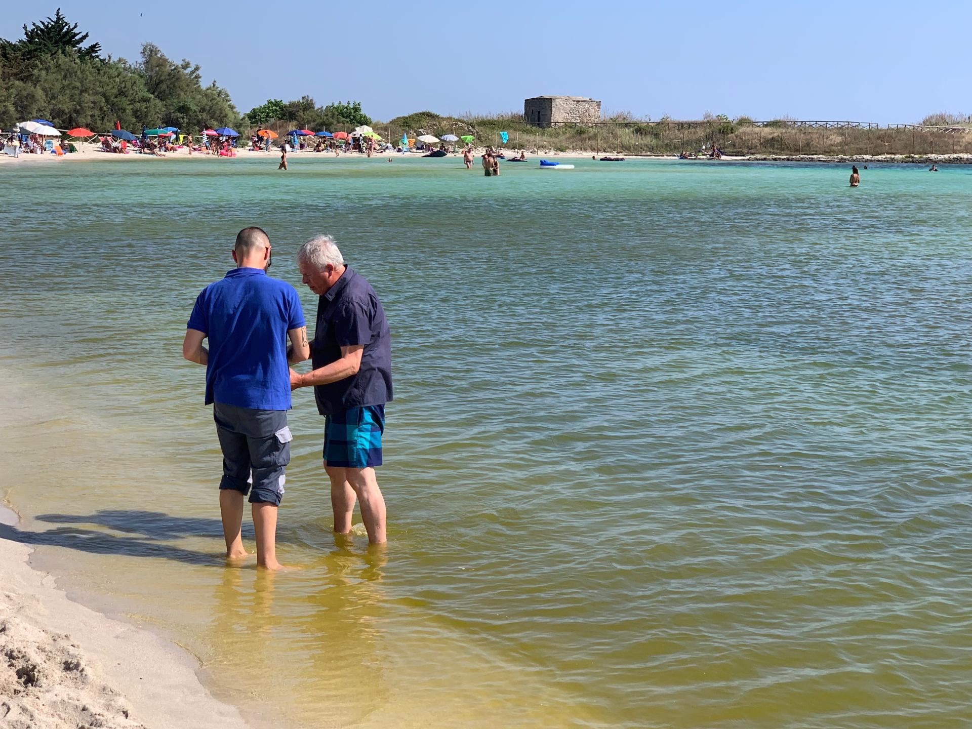 Porto Cesreo Il Mare Diventa Giallo Sospetto Versamento