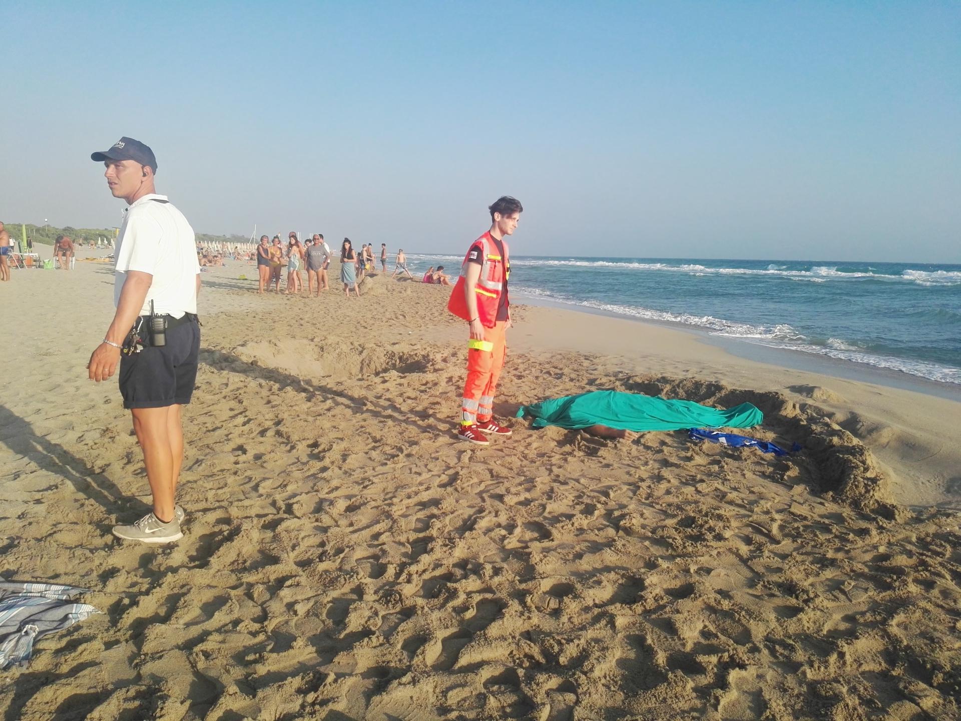 Ugento Mare Mosso Uomo Annega I Figli Salvati Dai