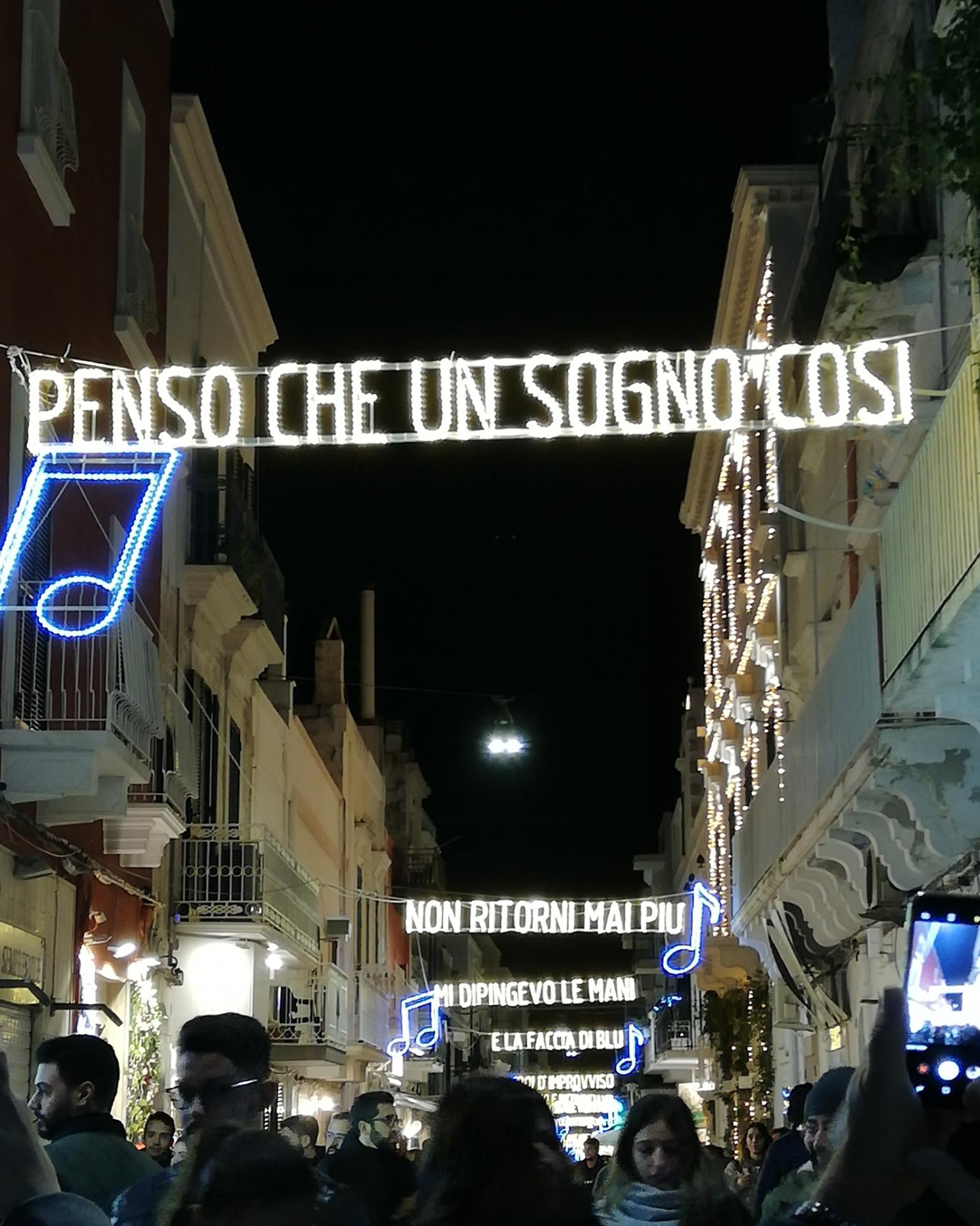 Immagini Natale Mare.Polignano A Mare Le Luci Di Natale Cantano Le Parole Di Modugno La Gazzetta Del Mezzogiorno