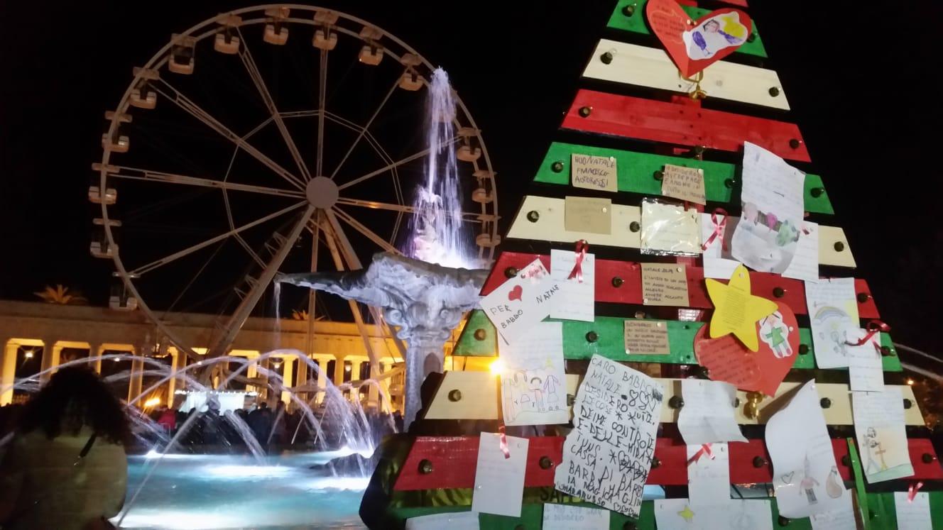 Immagini Natale Jpeg.Al Via Il Natale A Foggia Con Ruota Panoramica Pista Di Pattinaggio E Albero Illuminato La Gazzetta Del Mezzogiorno