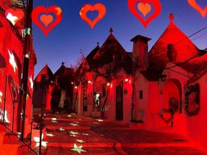 San Valentino Ad Alberobello Una Pioggia Di Cuori Illuminera I Trulli La Gazzetta Del Mezzogiorno