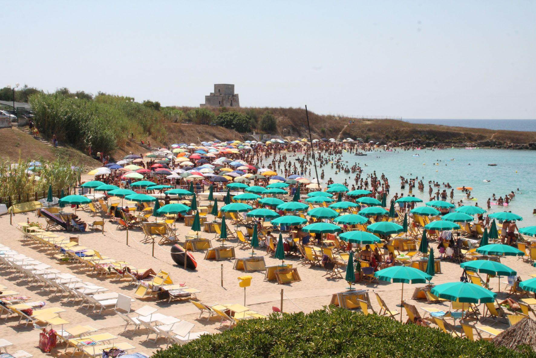 Get Wallpaper Puglia In Spiaggia Con Il Distanziometro La Gazzetta Del For Free