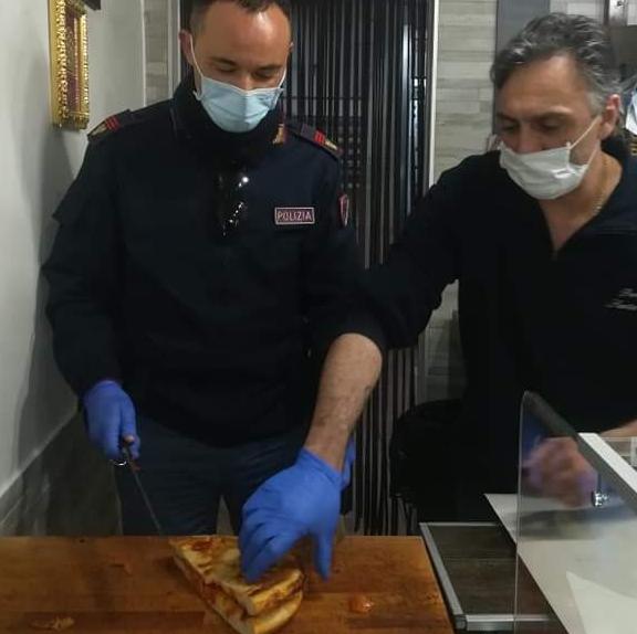 Bari 80enne Senza Soldi Piange Sulla Panchina Poliziotti Gli