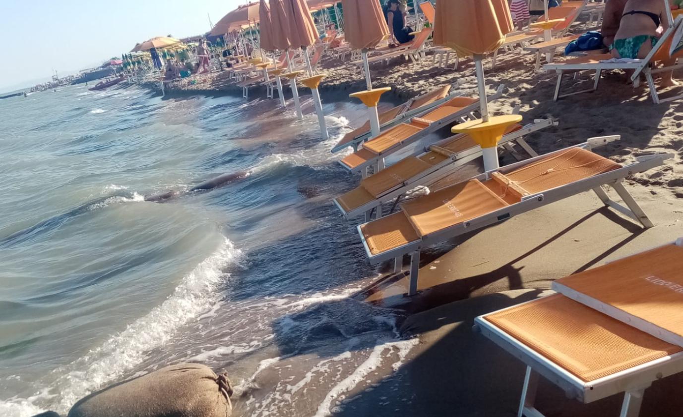 metaponto il dramma dell erosione il mare porta via file di ombrelloni la gazzetta del mezzogiorno