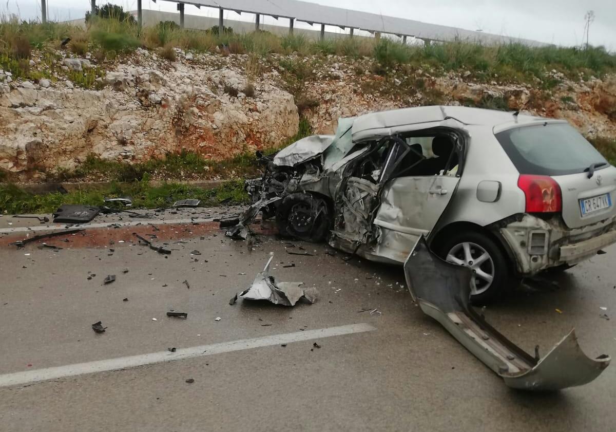 scontro sulla ss89 foggia manfredonia muore una 28enne ferito l autista del furgoncino la gazzetta del mezzogiorno