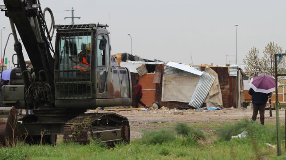 Borgo Mezzanone, incendio distrugge due baracche. Flai e Cgil: «Rischi per i lavoratori in zona»