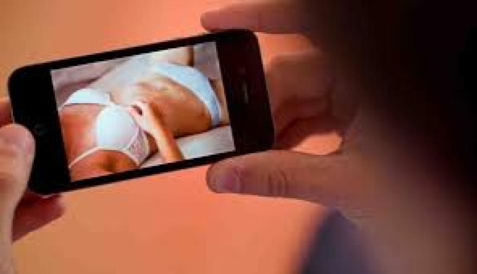 Diffonde foto intime e perseguita la sua ex: arrestato 26enne barese