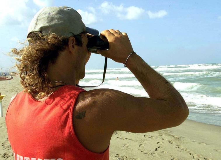 Margherita di Savoia, bagnini impegnati con il cell non notano ragazzina in difficoltà in mare: multati