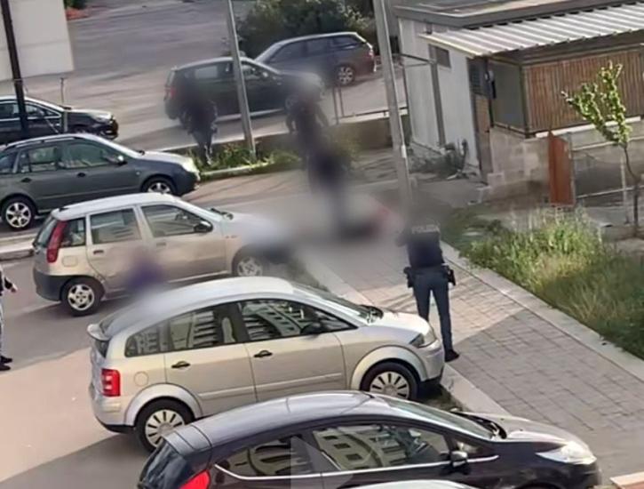 Foggia, poliziotto sferra calcio a 23enne immobilizzato e video diventa virale su TikTok: trasferito