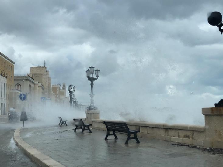 Forti raffiche di vento e piogge, scatta l'allerta gialla in Puglia. Chiusi giardini e cimiteri a Bari, barca sui frangiflutti a Fesca