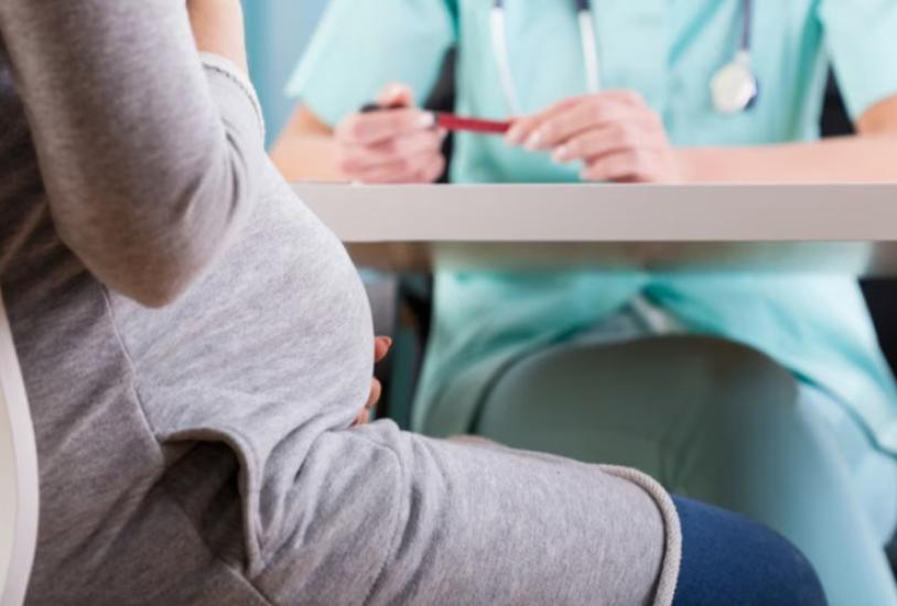 Puglia, soldi per rinunciare all'aborto, lo stop di Emiliano: «Delibera sospesa»