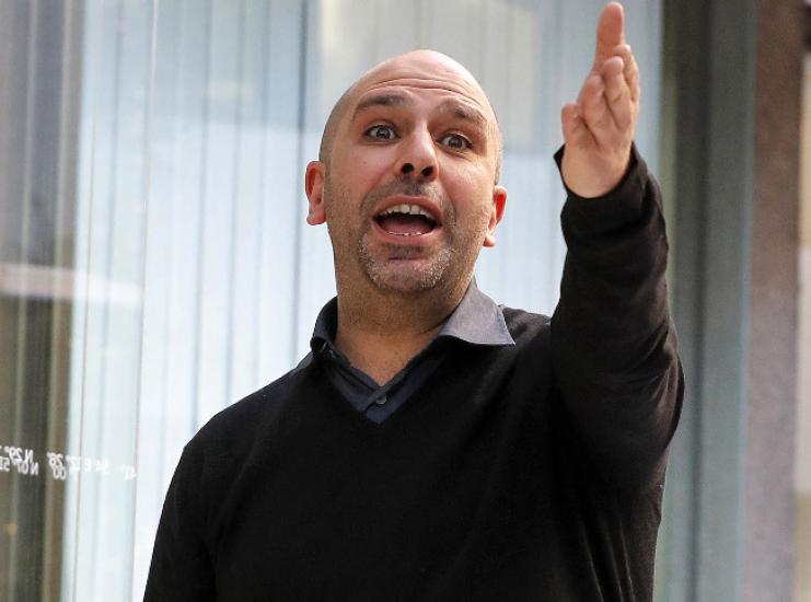 Checco Zalone non fa sconti a nessuno e all’Amore ci aggiunge l’Iva