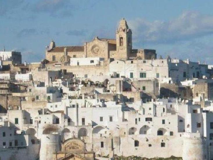 Ostuni, bufera su regole ristorante: «No a bimbi o cani, almeno 2 portate a testa». Ora sono state rimosse
