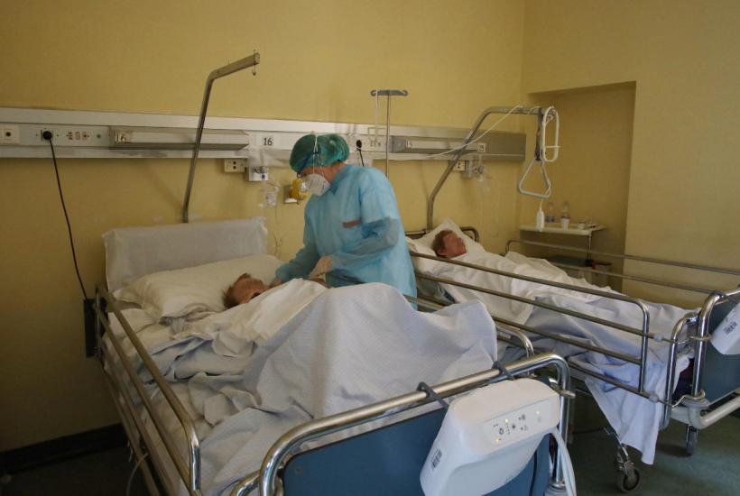 Rsa, il giro di vite della Regione Puglia: raffica di diffide, «Rispettare regole su personale e strutture»