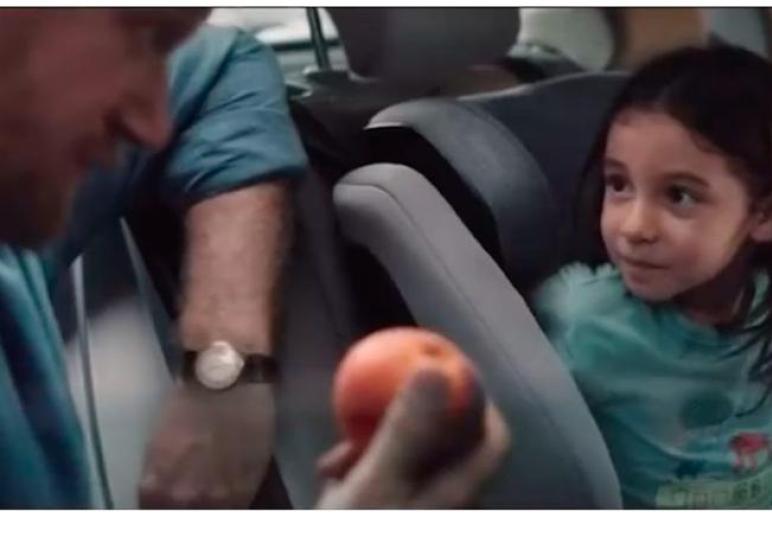 Tieni, questa pesca te la manda mamma