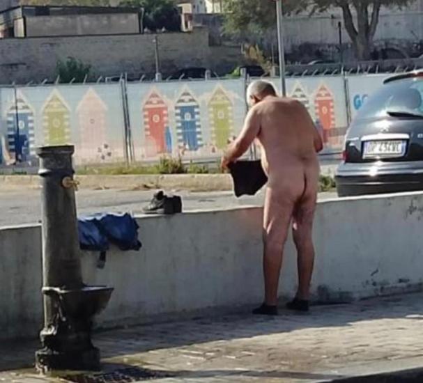 Barletta, si denuda e lava gli indumenti ad una fontana pubblica