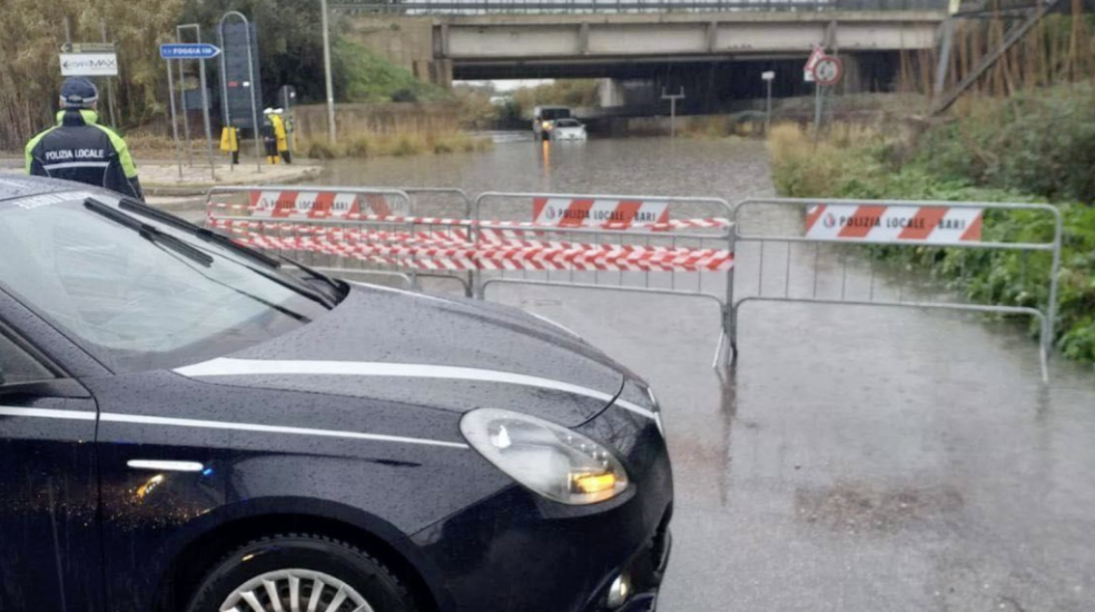 Puglia sott'acqua: chiuso sottopasso nella zona industriale di Bari