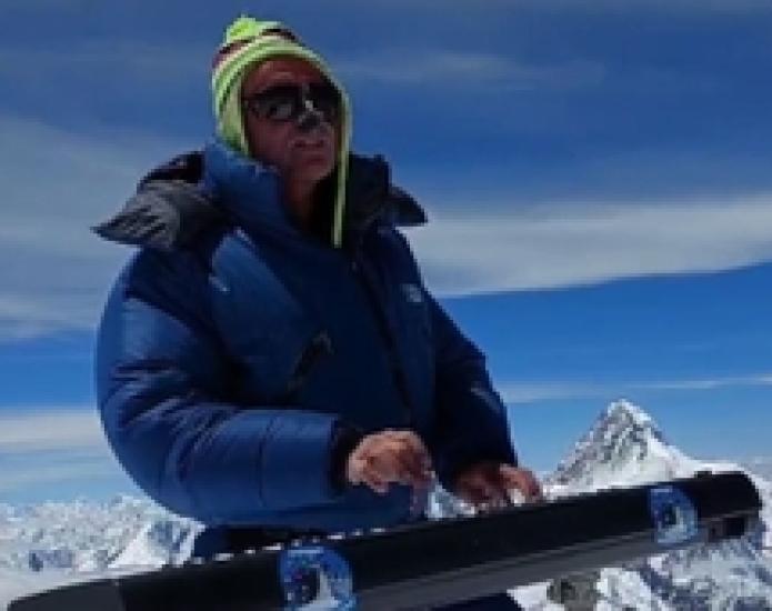 Montagna alpinista musicista suona piano a 8.000 metri La Gazzetta