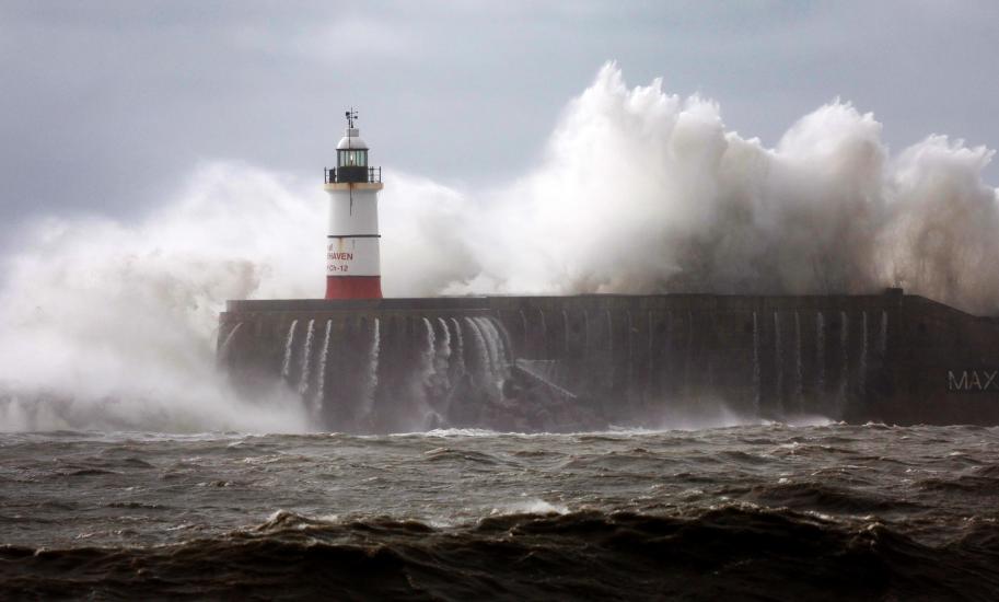 Tempesta Ciaran nata da scontro tra masse d'aria calde e fredde