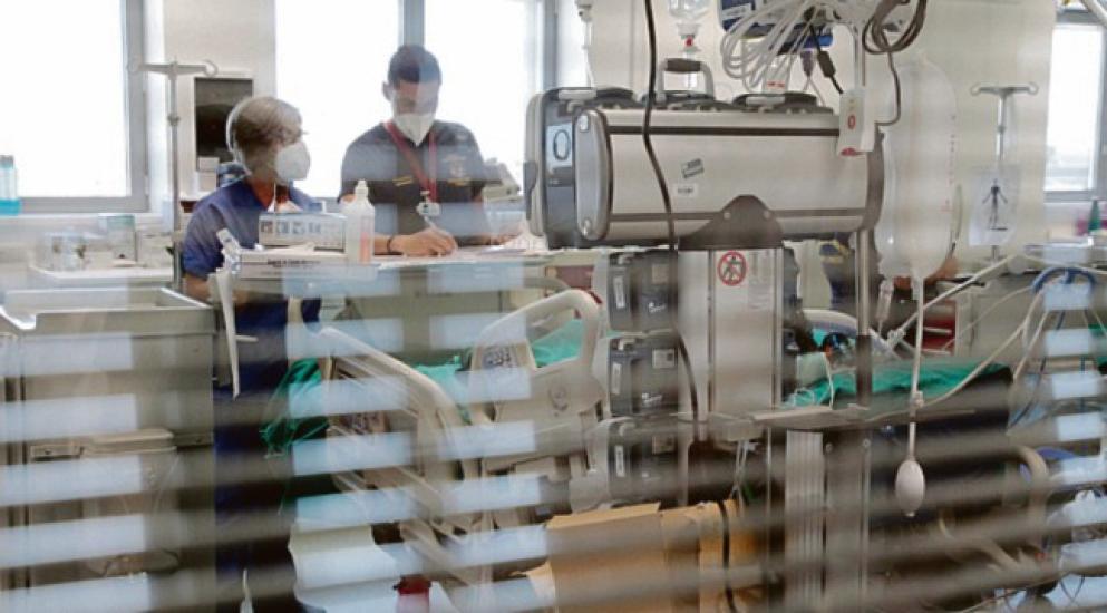 Boom contagi Covid, negli ospedali pugliesi tornano le mascherine «anche per i visitatori»