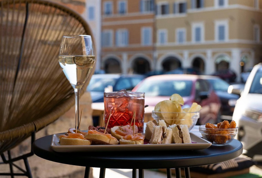  L’aperitivo fa i conti col caro prezzi: ecco quanto costa la movida a Bari