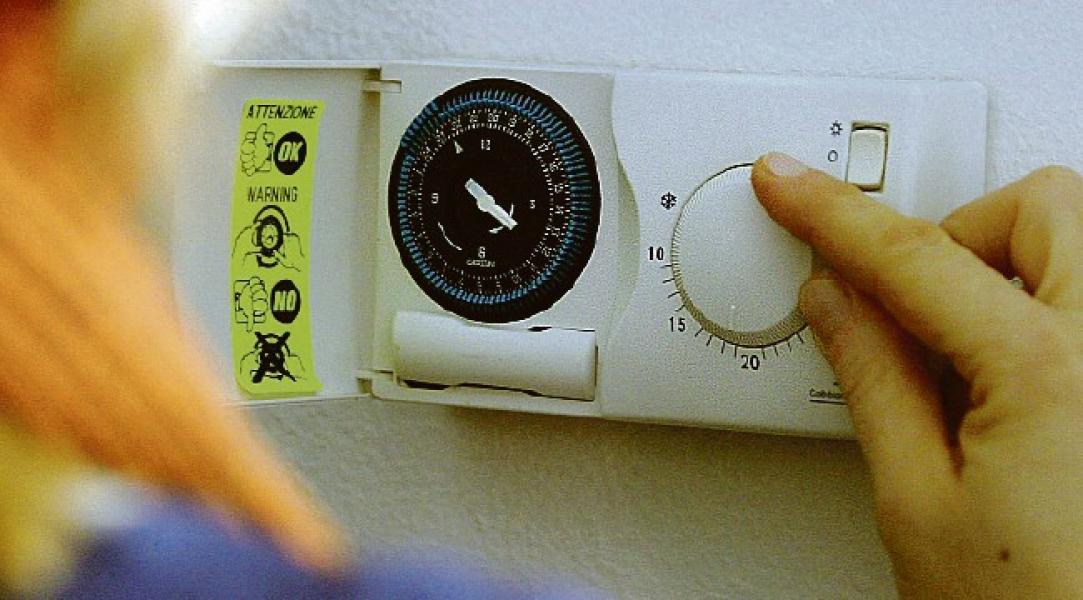 Termosifoni «tiepidi» e accesi per meno tempo: firmato il decreto 