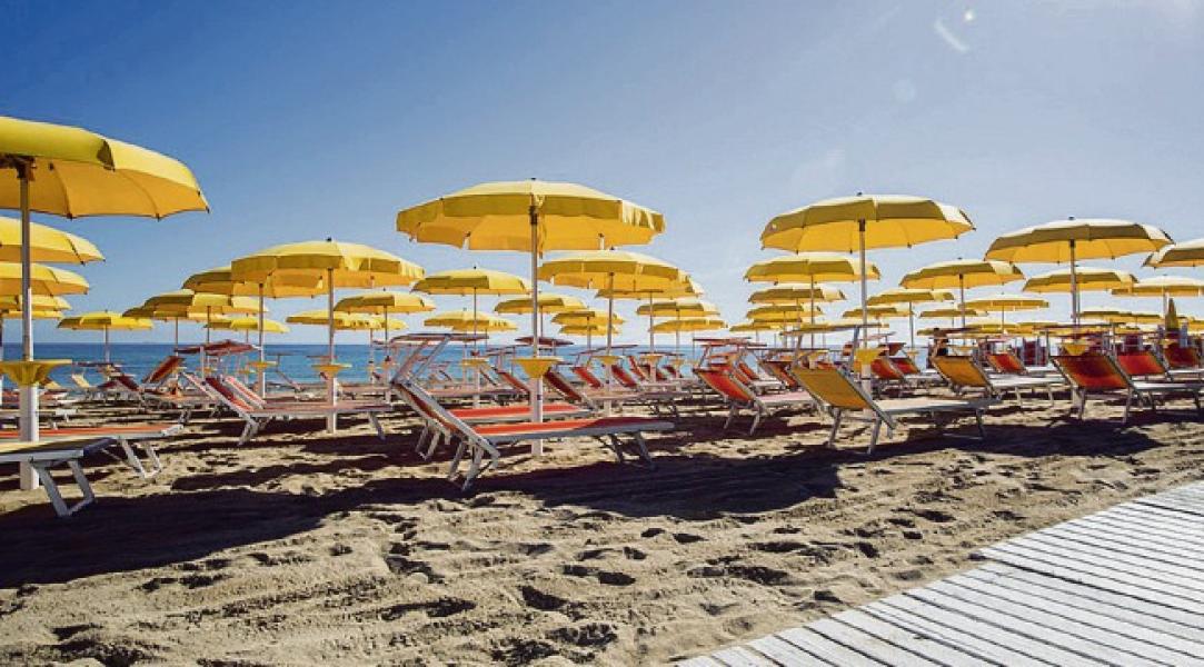 Voglia di mare? Istruzioni per l'uso. Ecco come si preparano gli stabilimenti pugliesi e lucani