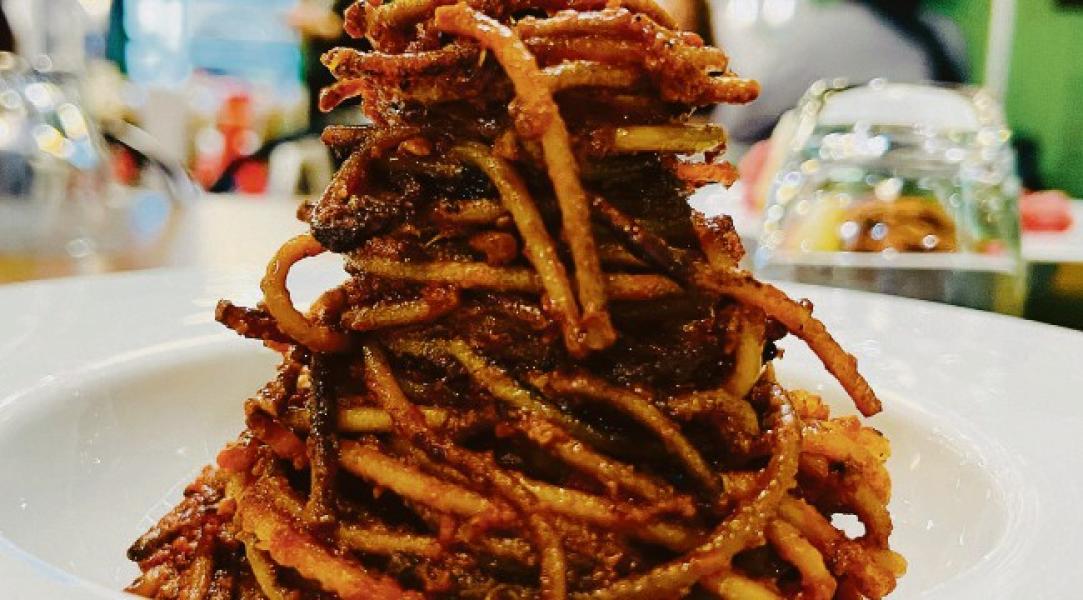 Spaghetti all'assassina: sfida sulla ricetta. E la pasta diventa leggenda