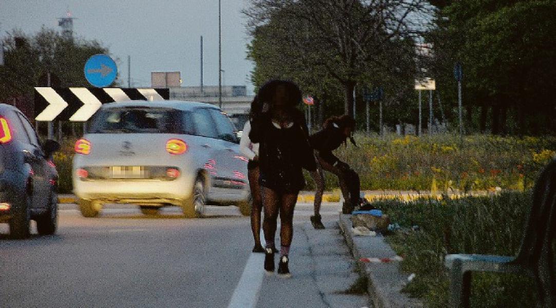 Prostituzione a Bari, una «normalità» tra i marciapiedi del San Nicola. La storia di Claudia: «In strada dopo il licenziamento»