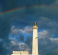 L'arcobaleno sul faro di Bari: lo scatto è virale