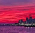 Un'alba rossa sul Lungomare di Bari: ecco la foto del giorno