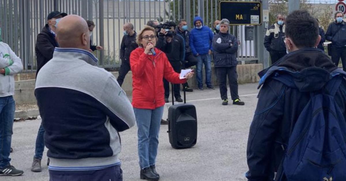 Sì alla cig, no ai notturni: «Operai ridotti alla fame», la rabbia dopo ...