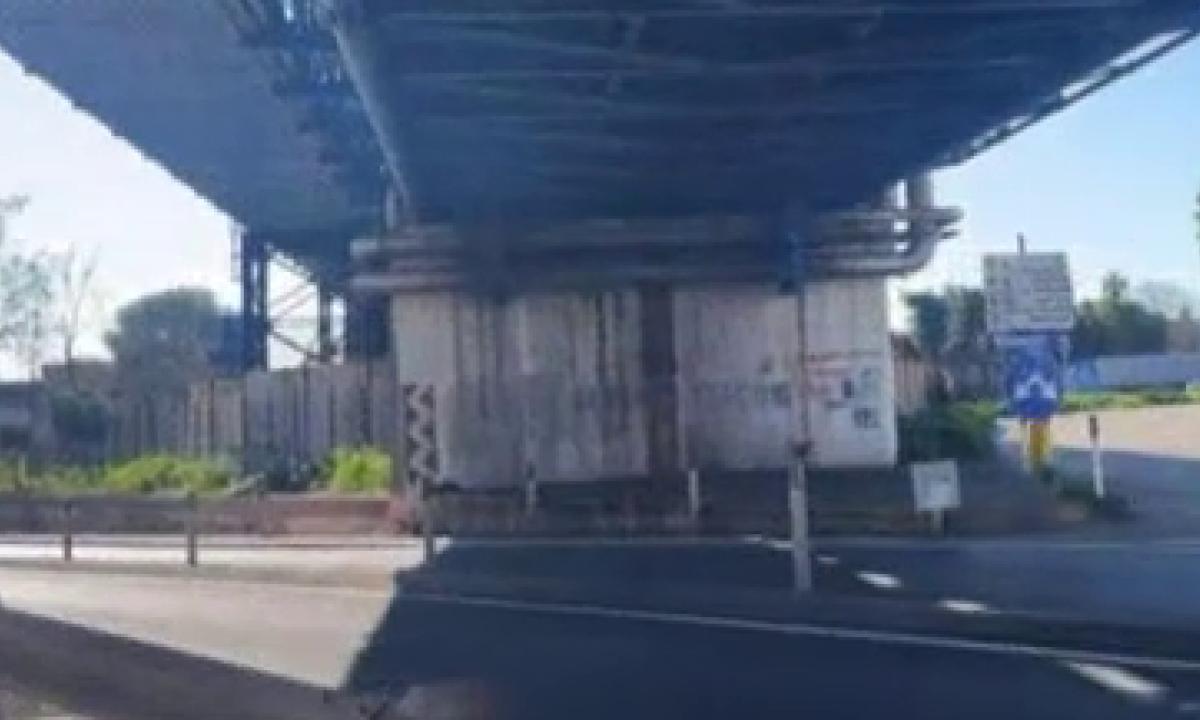 Ex Ilva: cadono calcinacci pericolosi sulla Statale 7 a ...