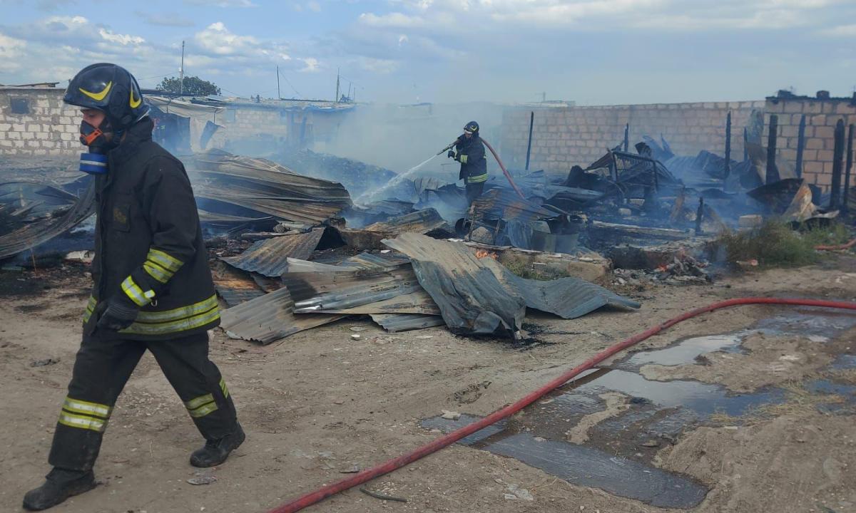 Foggia, scoppia un incendio tra le baracche di Borgo Mezzanone - La Gazzetta del Mezzogiorno