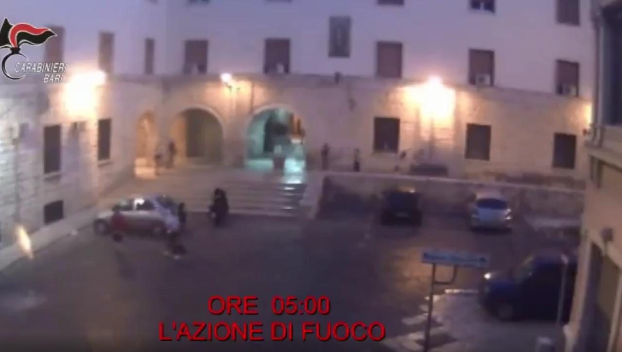 Giovane ferito in agguato a Bari da due aggressori in moto: arrestati 
