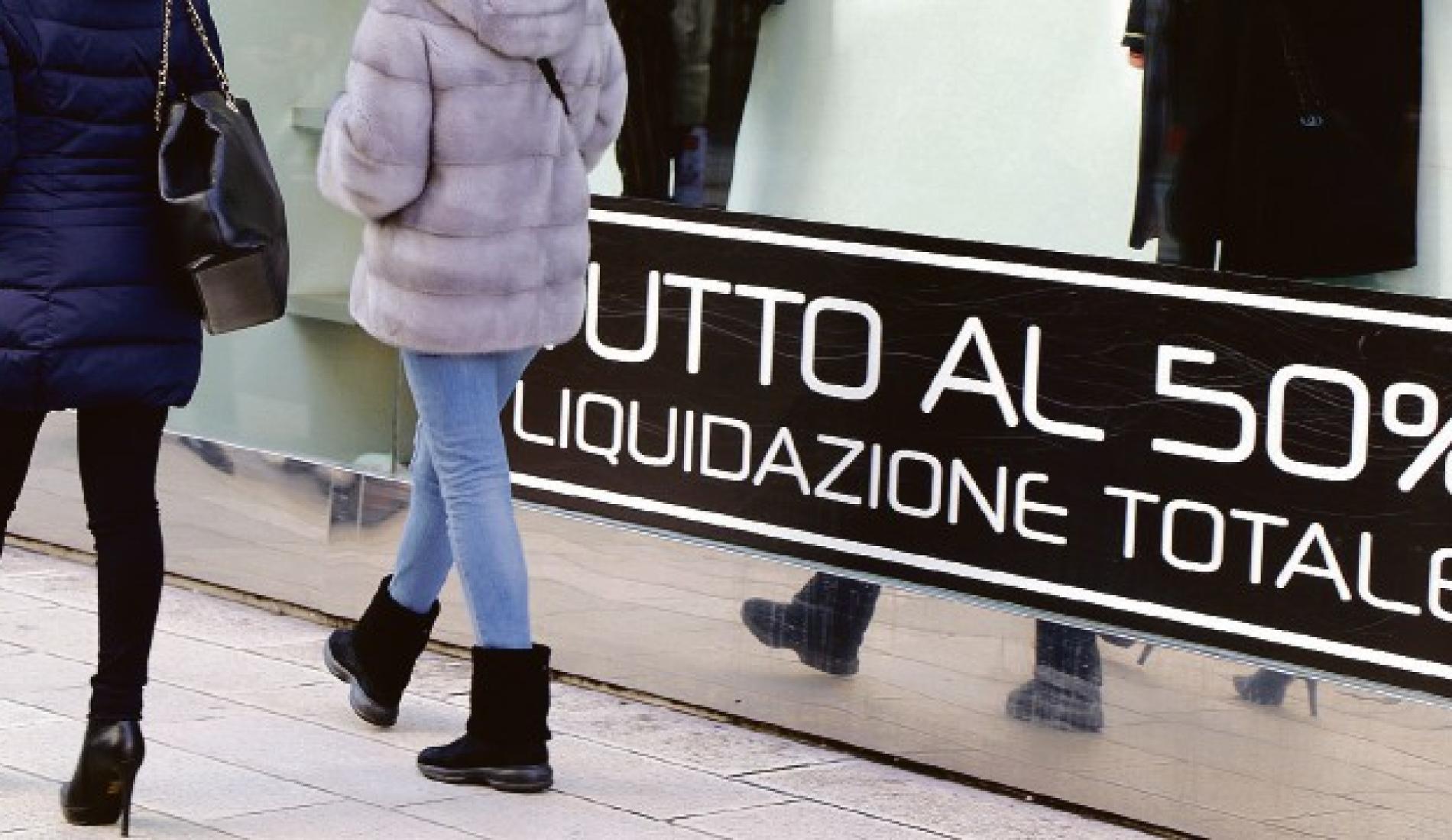 Troppa merce invenduta a causa del caldo estremo: «Saldi da posticipare»