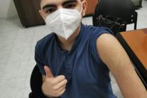 Foggia, youtuber 15enne affetto da Leucemia si vaccina: ed &egrave; subito festa