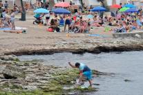 Caldo e nuvole a Bari, bar e vie dello shopping affollate: ma i bagnanti non rinunciano al mare