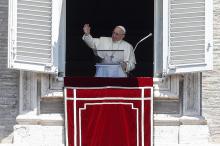 Papa Francesco saluta un gruppo salentini che ballano la pizzica a San Pietro