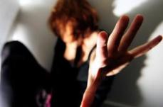 Getta benzina sul volto della ex minacciando di darle fuoco: arrestato 23enne a Lecce