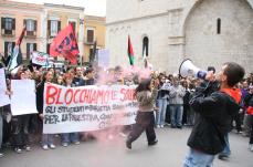 A Barletta in millecinquecento per Gaza: corteo sotto la pioggia in sostegno della Flotilla