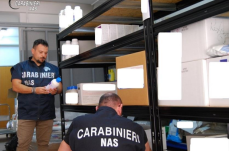 Integratori scaduti e senza tracciabilità: maxi-sequestro da 800kg dei Nas nella Bat
