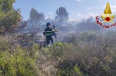 San Cataldo, scoppia l'incendio tra le sterpaglie: situazione critica per il vento