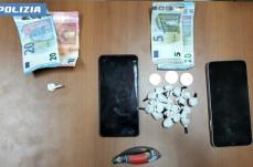 Scoperto il «delivery» della droga a Taranto: 19enne arrestato in scooter con cocaina pronta alla consegna